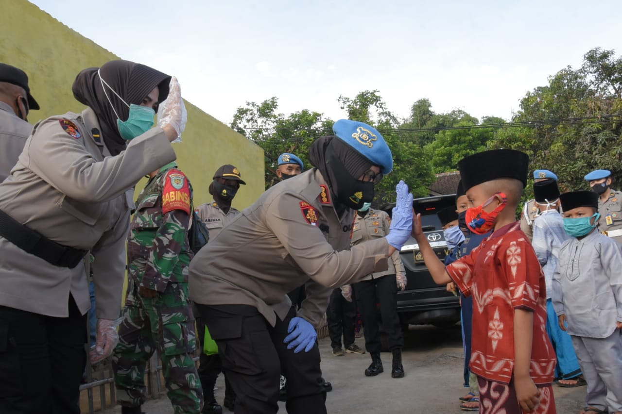 Bid Propam Polda Jabar Bagikan 250 Paket Sembako Kepada Masyarakat Di Hari Bhayangkara Ke 74